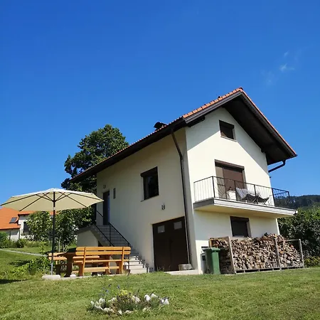 Casa de Férias Apartma Hisa Na Ravnah With Hot Tub