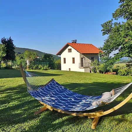 Casa de Férias Apartma Hisa Na Ravnah With Hot Tub Pišece